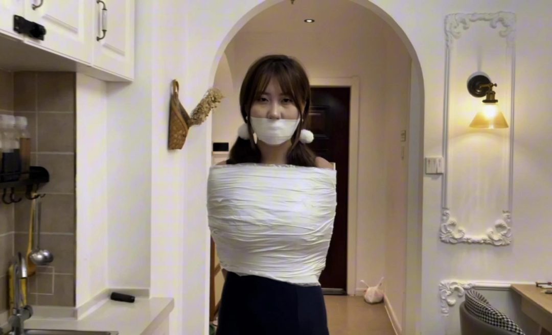 【小陈】【招模特】胶带捆绑后，驷马姿势的挣扎，嘴巴也塞满，再加上白丝与肉丝的结合~-4