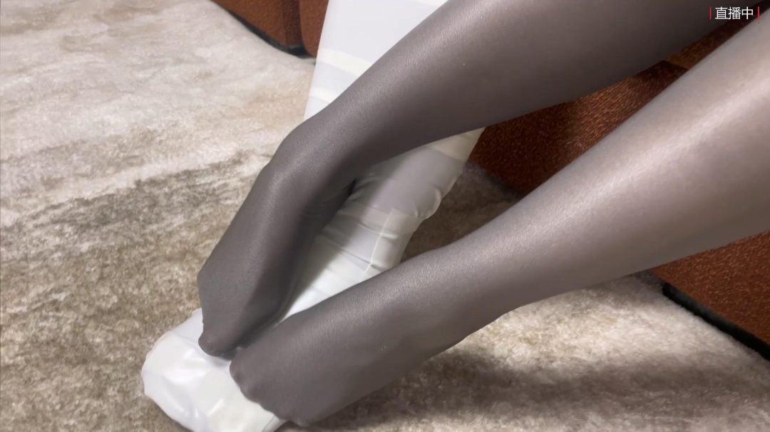 king云雀定拍超人气系列《女奴贩卖直播间——丰满木乃伊女奴01》超清画质 吴晗 曼妮 超丰满性感身材 泡沫胶带完美密封的美人茧 全程都有剧情 美女不停蠕动挣扎-11