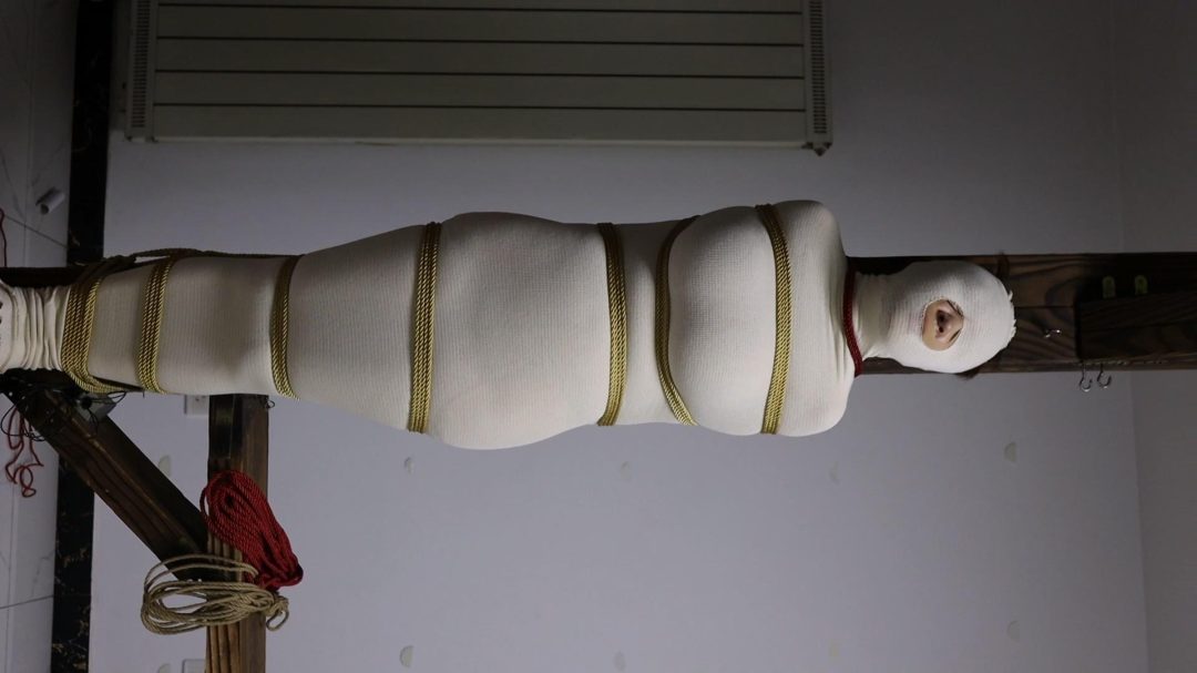 这位小姐姐有点惨..... 绷带包裹束缚-4