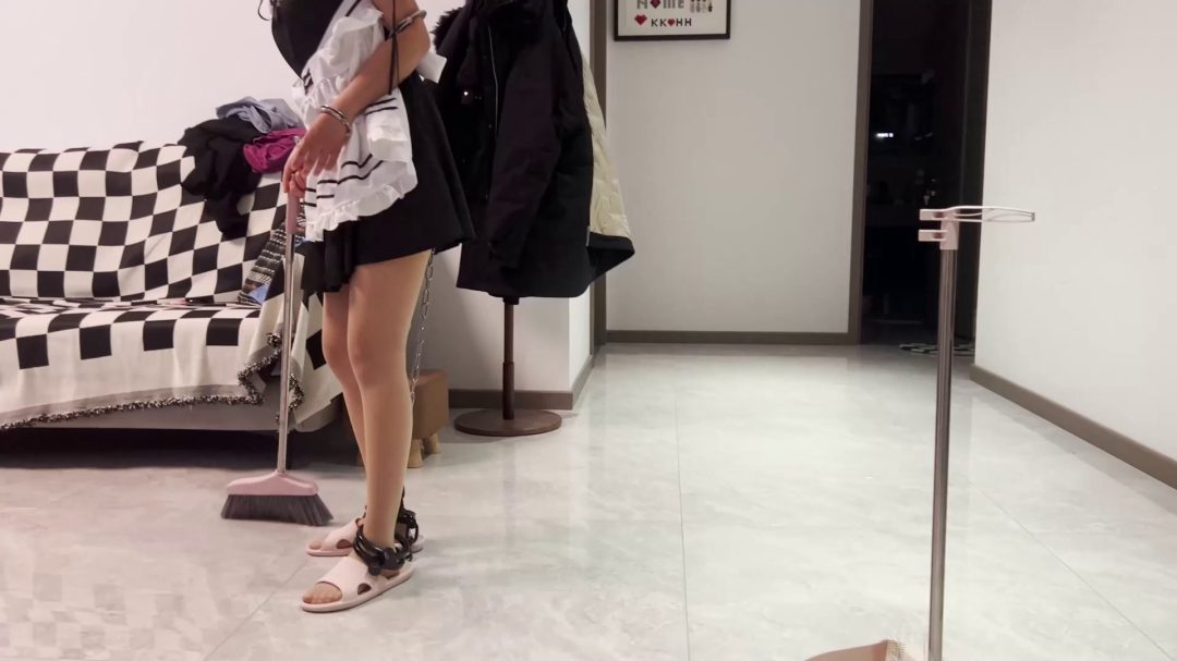 女仆装 镣铐行走-3