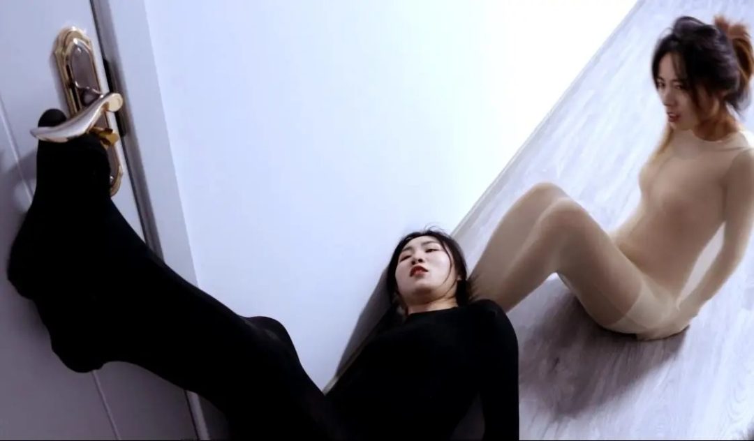 KING精彩双人定拍《丝袜爱好者的陷阱04——黑丝+肉丝两个诱人的丝袜全包美女抱枕》出现意外2个美女双双被包裹成丝袜美茧 2位美女蠕动挣扎精彩纷呈-8