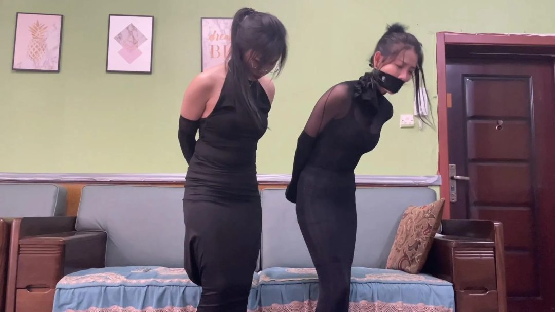 king定拍《紧缚晚礼服 止步拘束裙 下》完美还原漫画拘束 双人美女模特拘束晚礼服 被迫直播介绍身上的服装 吴晗和刘洋强强联手-1