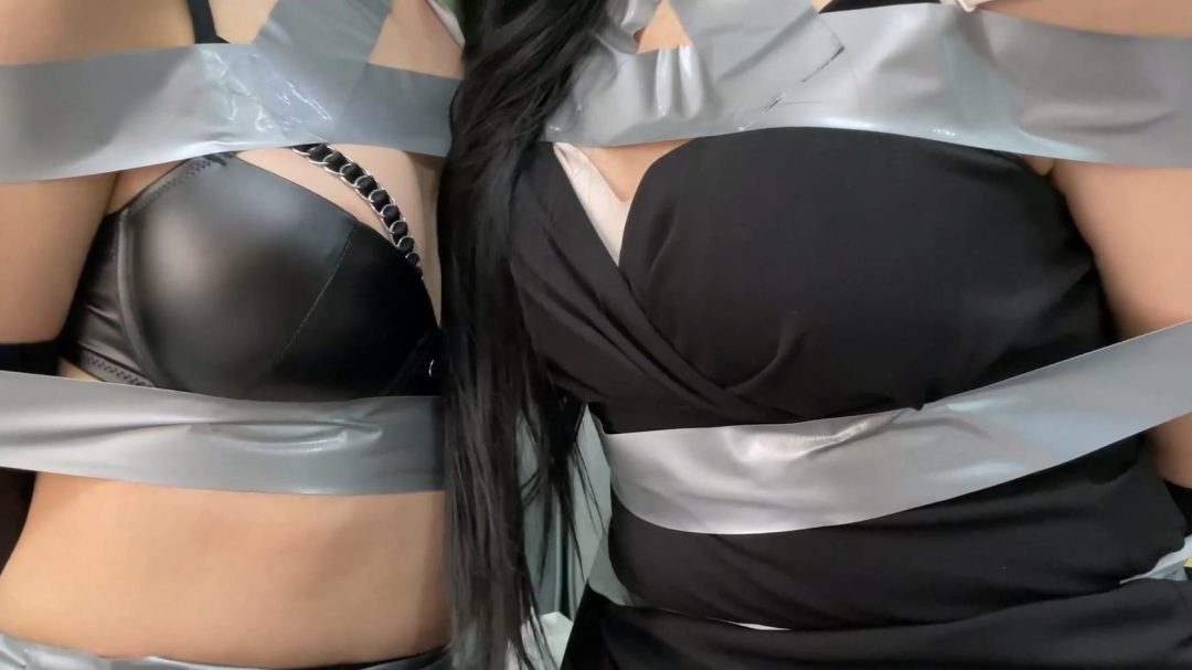 king定拍《绑架女奴直播间 下》黑丝油光 刘洋 吴晗 美女主播直播绑架美丽御姐 结果榜一大哥出高价把主持人也买了 2个美女都被捆绑玩弄了-9