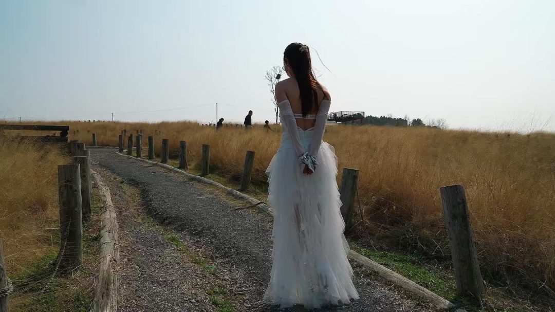 谁能想到在户外拍婚纱照的新娘，性感的婚纱之下的双腿之间居然被紧紧的勒着股绳(预告片)-7