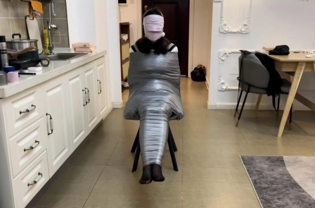 【小雨】【招模特】新模小雨，刚成年的女生，很喜欢捆绑与束缚，挣扎也很到位，那就老套路，胶带先来一波~-10