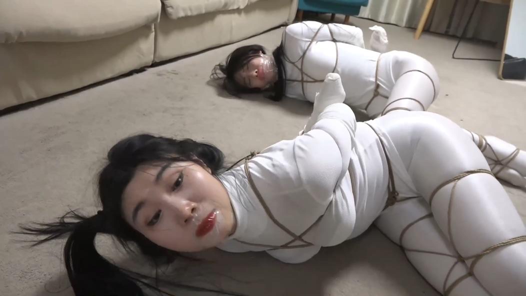 king定拍《鬼屋缚影——超密集拘束》刘洋 吴晗性感油光白丝美女 全身从脖子捆绑到脚掌 超密集拘束 性感白丝人棍-5