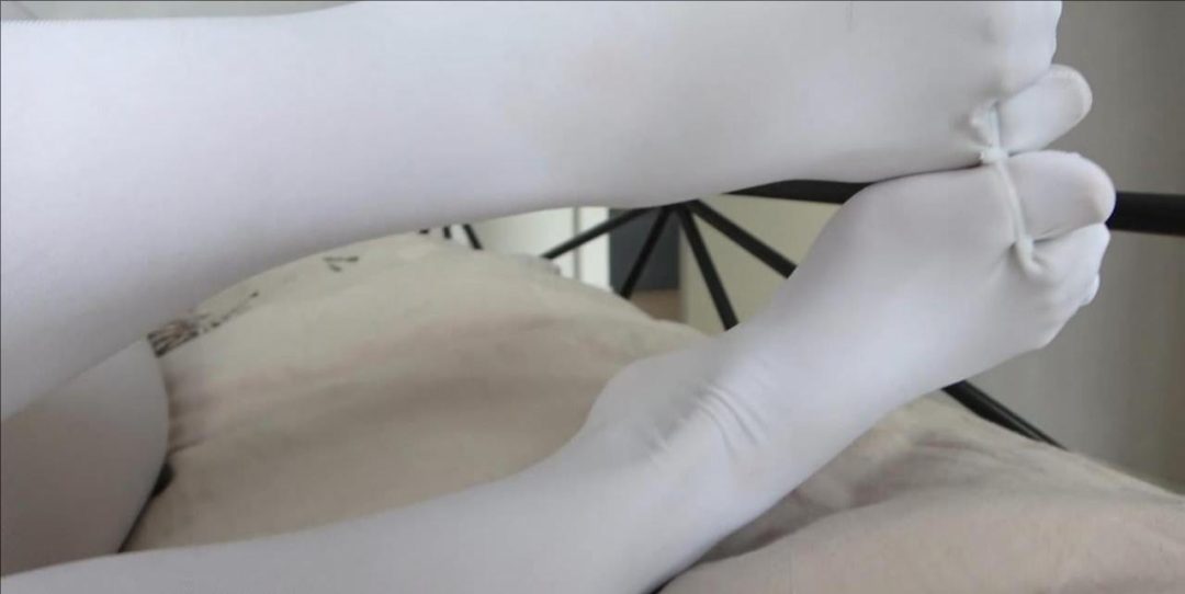 king定拍《白丝内衣囚禁 上》欧美挣扎风格白丝美女手指脚趾被捆绑 折叠美腿密集龟缚甲室内逃跑！-2