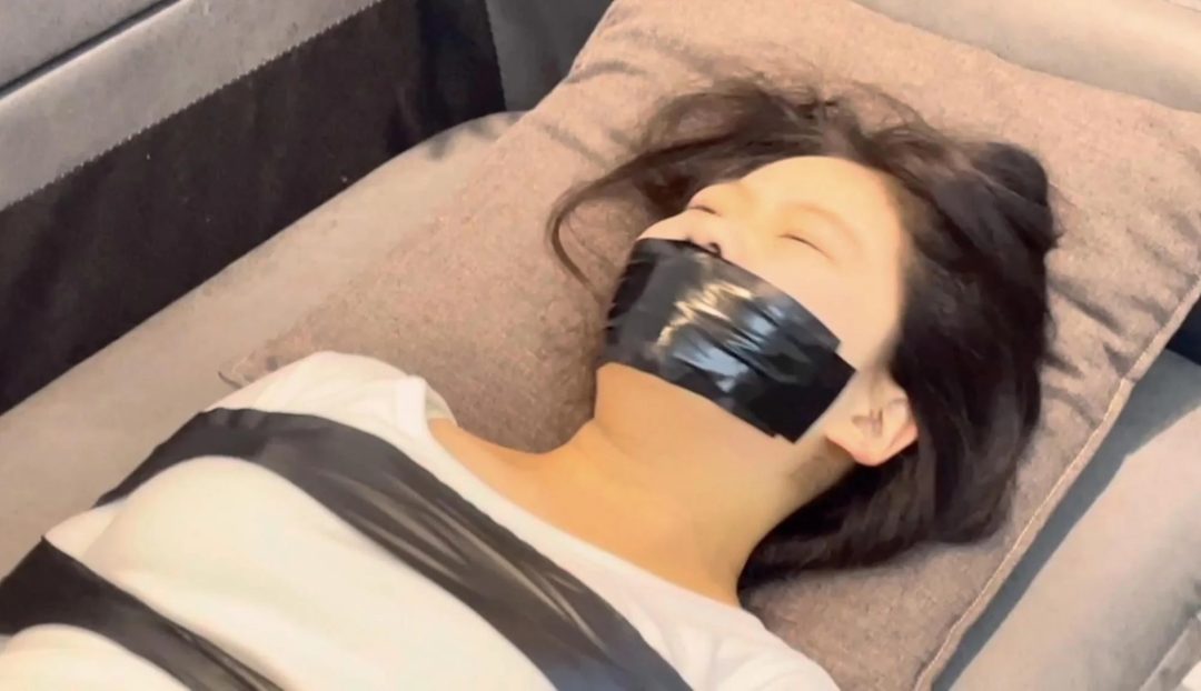 【小R】新模小R，很纯真的模特，表演力也很在线，胶带捆绑+封嘴，先来一波-6