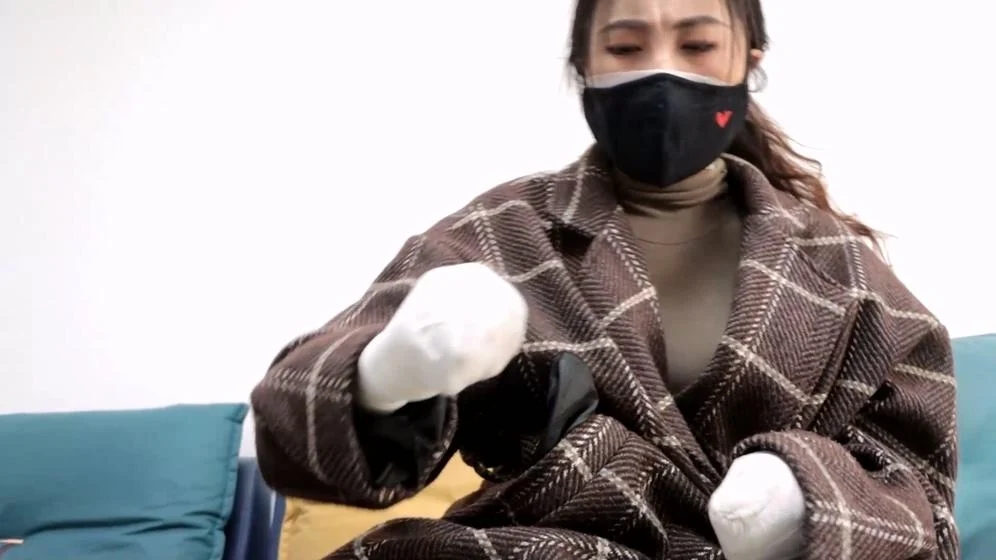 king定拍2024年国庆合集《服装拘束公司》世界各地的美女 被奇怪的裙子 高跟鞋 丝袜 大衣所拘束 美丽的服装陷阱让美女们成为一个个只能蠕动的人棍-11