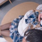 《圈养调教男娘小叶2》主人命令小叶去拿牛奶，脚被锁链锁着，只能慢慢挪着过去，因为花的时间太长，被主人单腿吊缚起来，不解气把 ]放在裆部调到最大放置折磨，而后固定在吊篮用玩弄