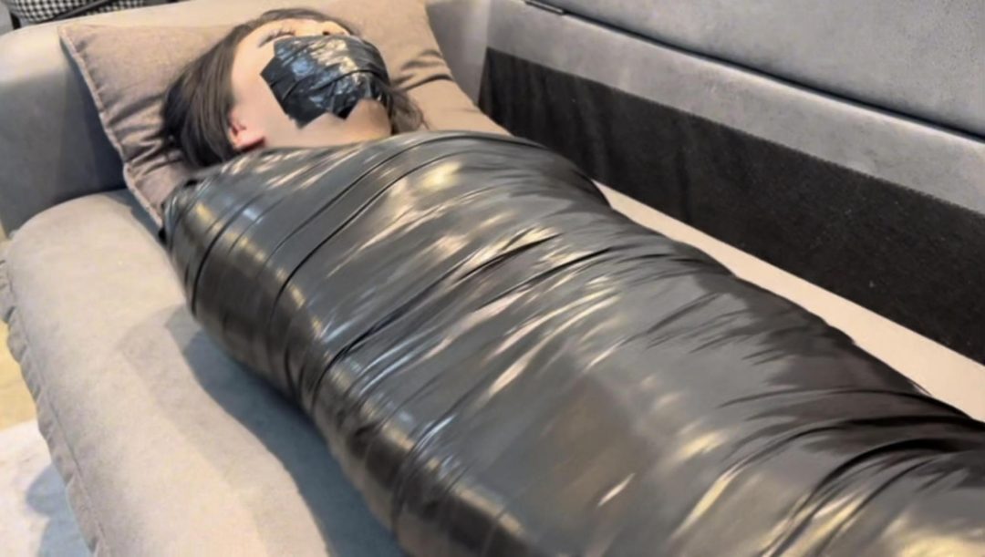 【小鹿】小鹿的黑色胶带全包，嘴巴和全身，包的很严实，想挣脱，就是挣脱不开，“呜呜呜”-10