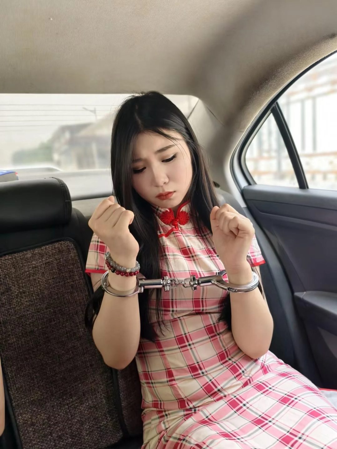 【鑫鑫工作室】新场地高颜值演技好模特吴晗出演 女，被卧底抓捕，审讯，因不听话被严加管教，手铐镣铐，押解逮捕-11