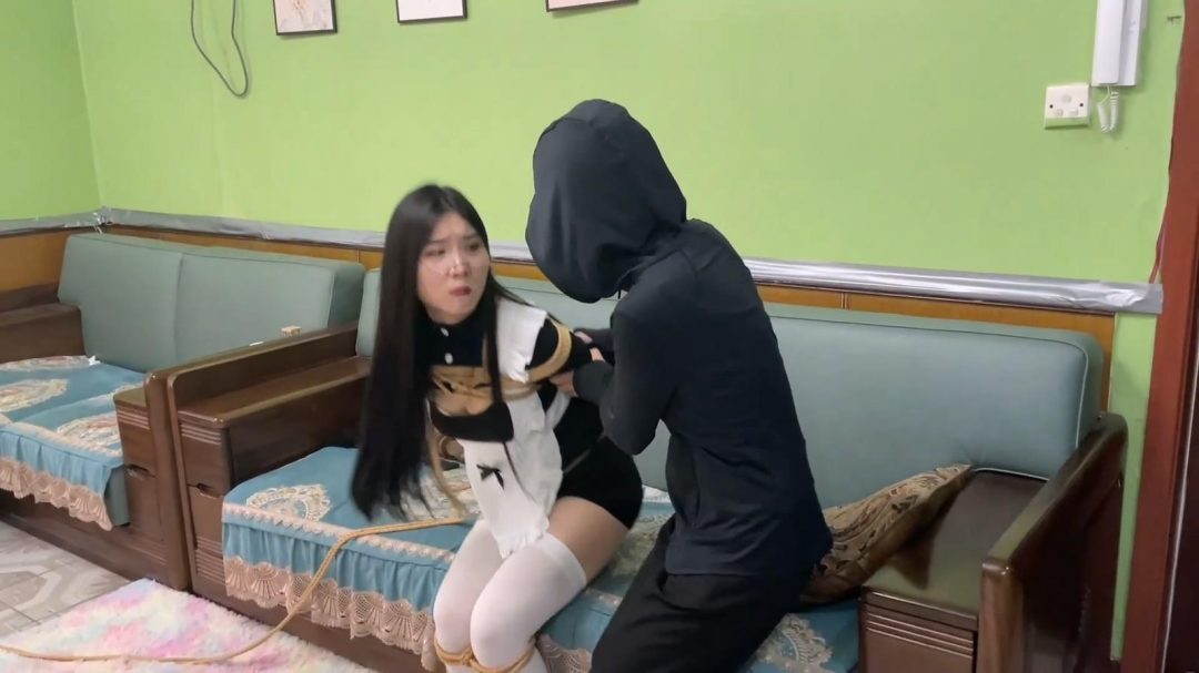 king定拍《女仆的调教日记02》黑长直眼镜妹 被强制调教成女仆被迫性感动作打扫卫生 向外卖求救 结果别人以为在玩SM游戏~急的女仆呜呜直叫~-10