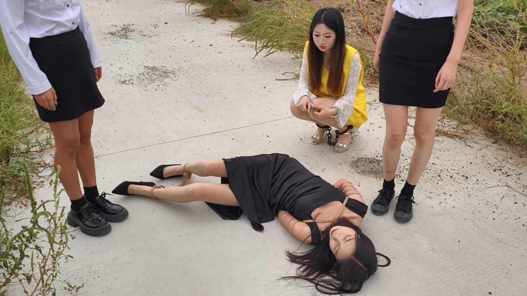 【鑫鑫工作室】来新模特啦，高颜值妹妹林悦饰演一名作为演员的女主，因剧组要求体验角色，通过同学张语涵的帮助，被安排接触 以扮演女犯人。不料，林悦被抓，带手铐脚铐，并因携带被指控-10