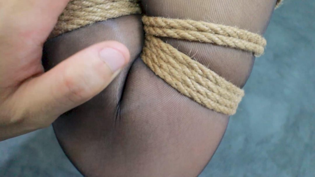 《裤⼦⾥的秘密》女孩裤子里竟暗藏玄机，勾引起男主兴趣，对女孩进行紧缚高强教育！-10