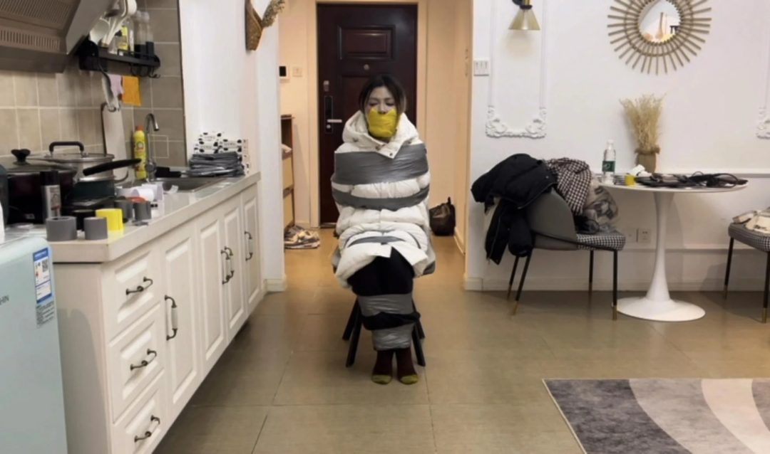 【小晗定拍】厚厚的羽绒服+严实地胶带捆绑，嘴巴也无法出声，只剩下苦苦地挣扎-9