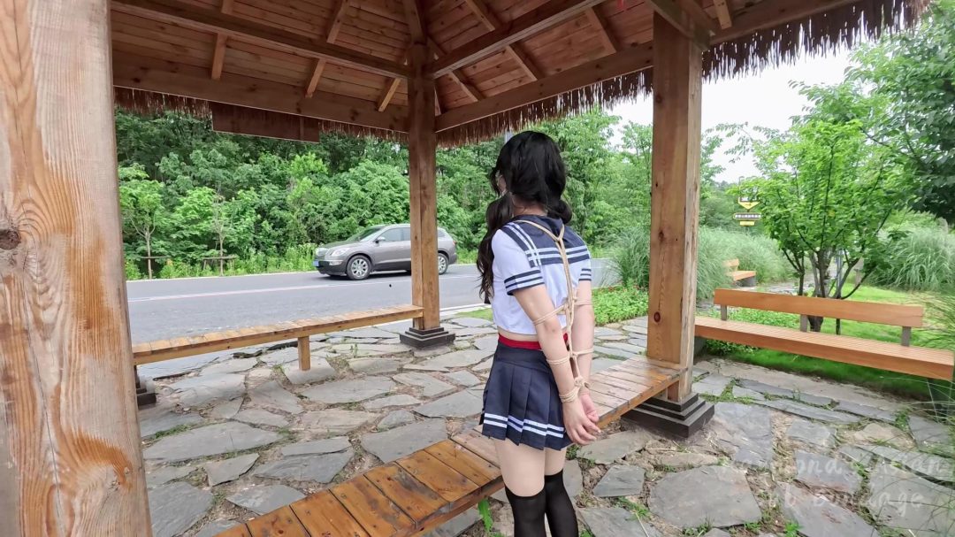 【Raymond】（精品户外）极致的人前羞耻之旅：一整天的多场景的户外羞耻TJ（羞耻着装+绳衣+很多人前的镜头+路边摊买东西等等很多场景）-9