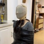 【小阳】纯享：呼吸限制2，肉、黑、白三色丝袜套头，再缠上保鲜膜，不够？高跟鞋再罩在脸上~