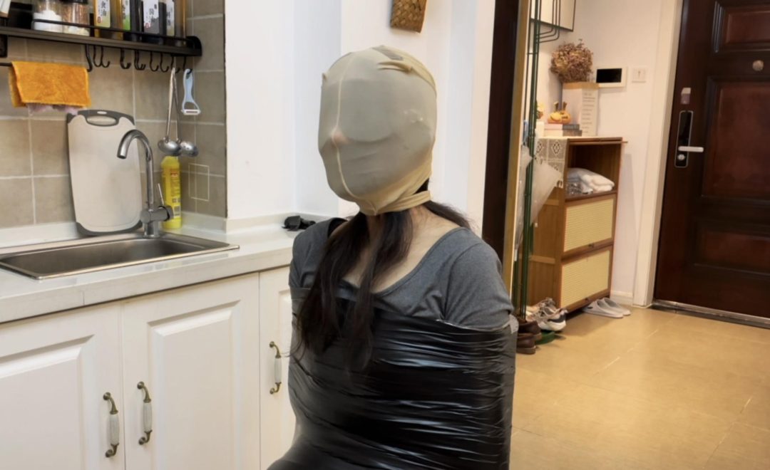 【小阳】纯享：呼吸限制2，肉、黑、白三色丝袜套头，再缠上保鲜膜，不够？高跟鞋再罩在脸上~-2