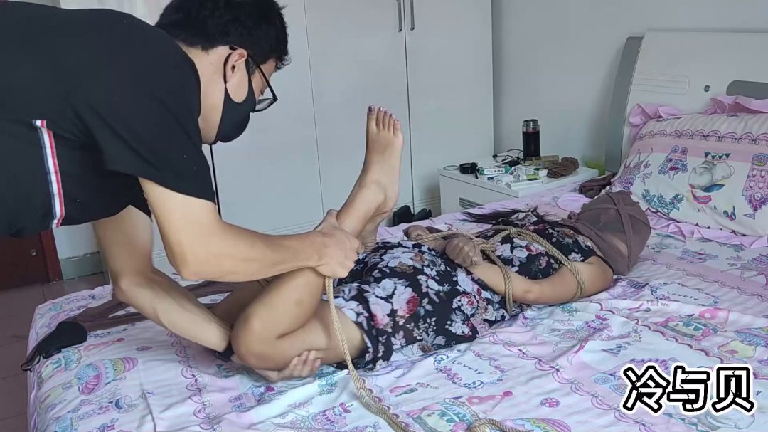 定拍的丝袜堵嘴套头捆绑调教-6