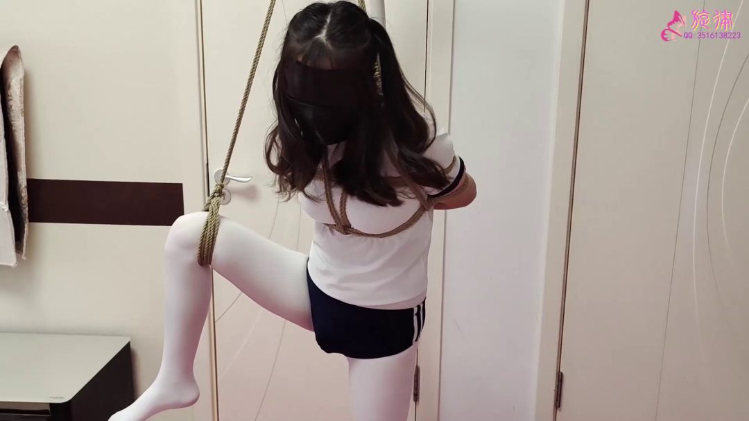 白丝体操服的小可爱尝试3种不同姿势-1