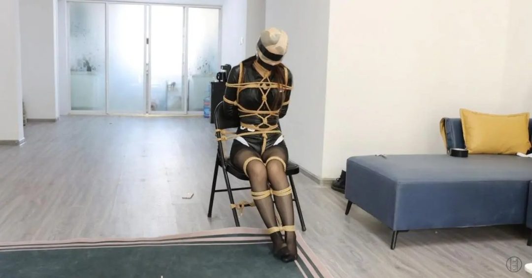 king定拍《杀手对杀手02》气质御姐美女杀手 被多重堵嘴蒙眼 手部球形包裹 特殊的定时炸弹 危机did风格-4