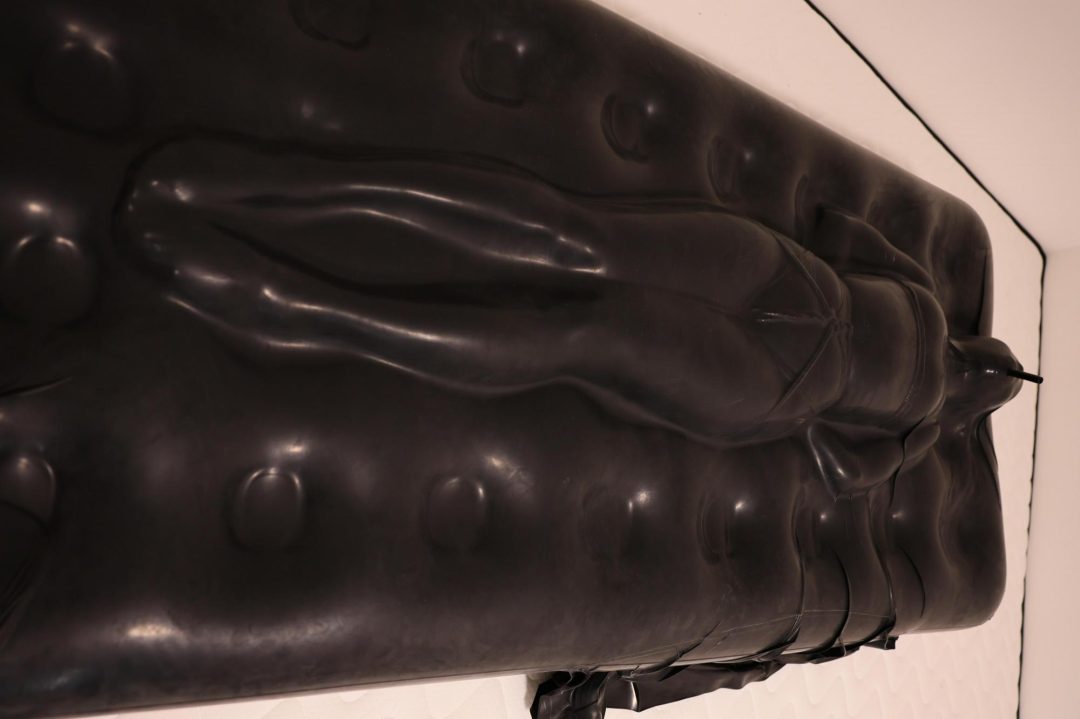 紧缚玩偶02-乳胶床禁锢-4