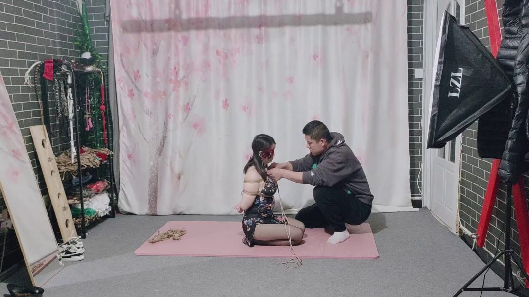 新绳模嘟嘟首次尝试戴脚镣手铐、趟镣体验，感受极限五花驷马紧缚-7