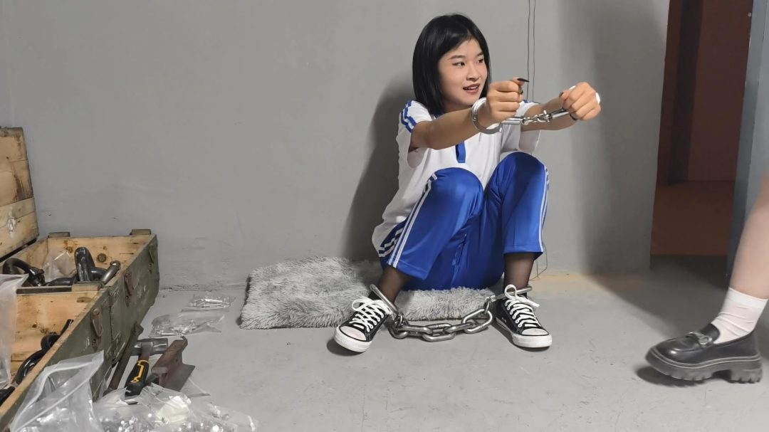 【鑫鑫工作室】反骨妹妹体验记-新模特小儒扮演不想上学的妹妹，来姐姐单位找姐姐玩，想体验监狱生活当女囚，兴奋的拿起手铐脚铐把自己铐起来，姐姐为了惩罚妹妹，套路她给她戴上最重的脚镣，各种重镣都给妹妹挨-9