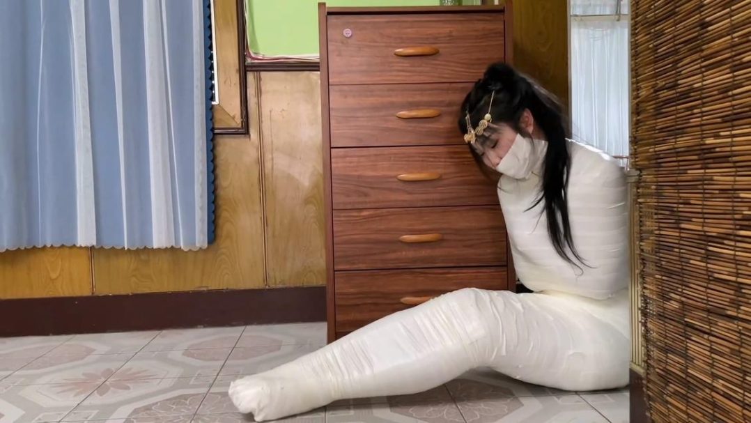 king定拍《美女直播的木乃伊诅咒 下》主播美女被诅咒变成完美的木乃伊 倒霉的美女只能像人茧一样满地蠕动妄图逃走 模特卖力表演挣扎蠕动 全包爱好者不要错过！-8