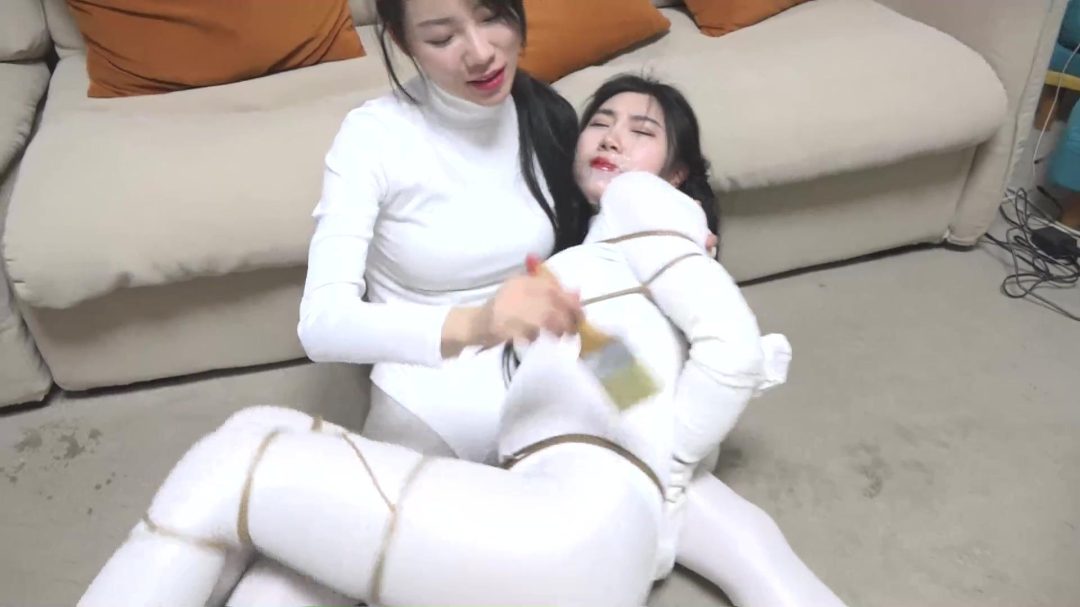 king定拍《白丝女奴的贩卖直播01》刘洋 吴晗2位性感的油光白丝体操服美女 主播介绍性感可爱的女奴 结果自己玩丢了 主播也被捆绑顶替女奴-8