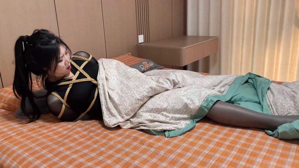 king云雀定拍《油光丝袜美女租客—粘液陷阱01》超清4k画质 粘液丝袜诱惑 性感油光灰色美女 遭遇粘液陷阱 嘴巴被粘液封死 脚上涂满了润滑油无法站立逃脱~-4