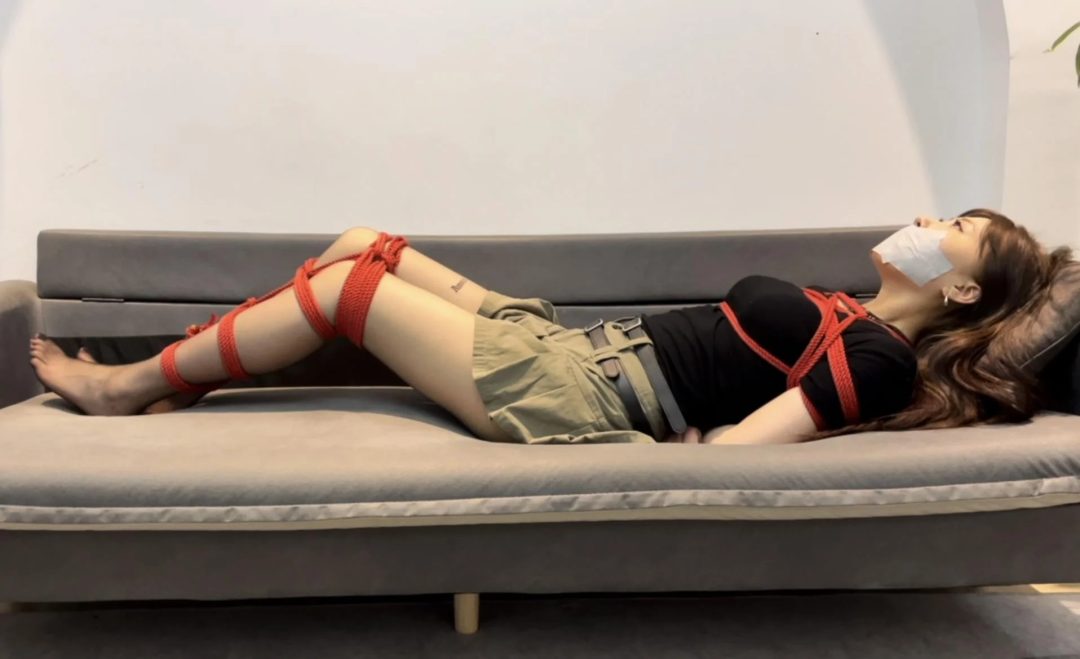 【小陈】新模小陈，身材纤细，jio很哇塞的女生，唯一缺点？嗯...就是不爱笑，挣扎程度很不错~-9