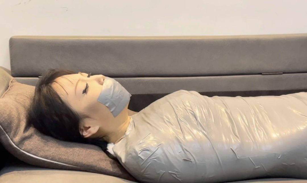 【小鹿】又到了，小鹿的胶带木乃伊时间-9