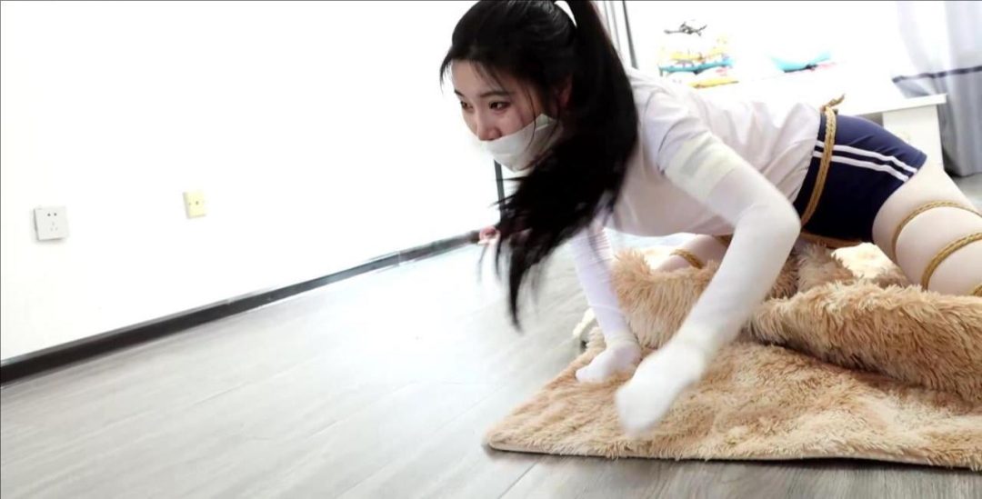 king剧情定拍！《日式白丝体操服美女的囚禁游戏01》白丝丽人被奇怪方式囚禁变成爬地小狗-7