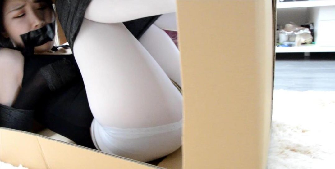 king精品定拍《箱中娘3——白丝猫奴》白丝美女捆绑成宠物 长期饲养调教 各种玩弄调教准备了很久的剧本了，灵感来源了一套日本的箱中娘的漫画，不过我的剧本加了更多玩法和剧情，模特也请来了表演十分厉害的吴晗，由得意客定拍我自己编辑，这次是创意和画面都十分优秀不要错过哦！-7