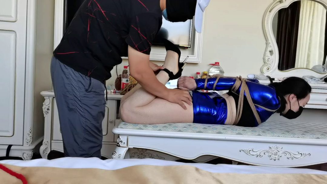 性感蓝衣小母，钻石丝袜直臂驷马-3