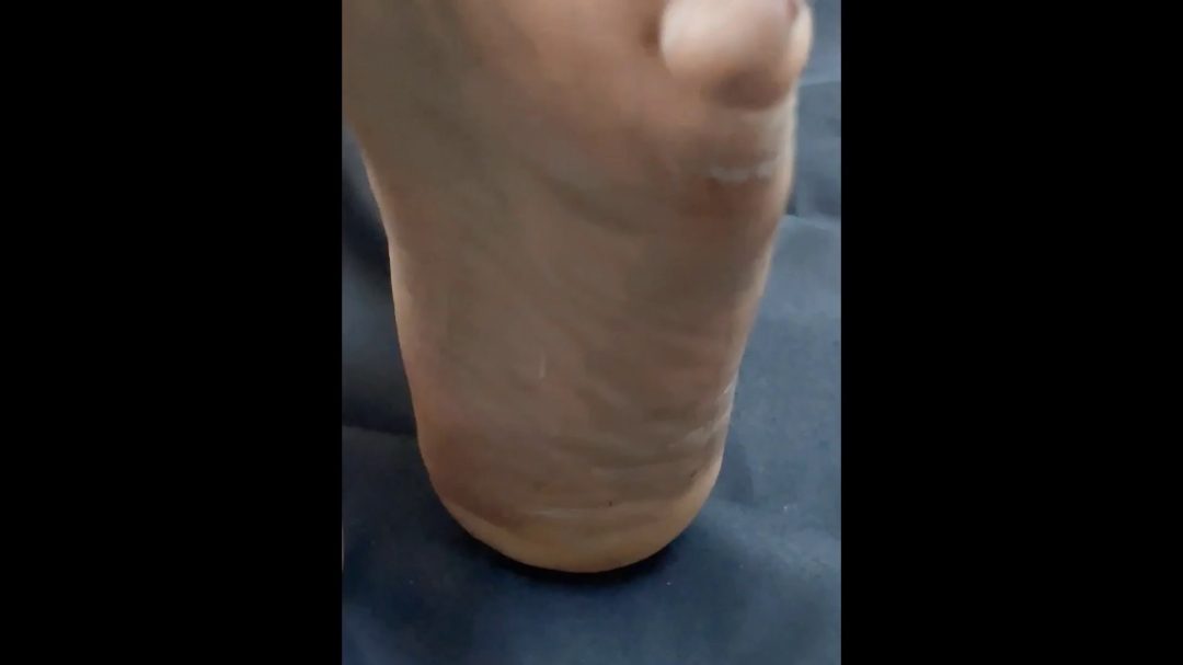 怕痒的屁屁，屁沟！全身怕痒！妹子被挠脚心，牙刷刷脚心，挠全身-7