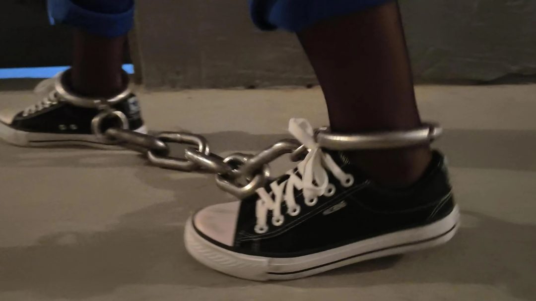 【鑫鑫工作室】反骨妹妹体验记-新模特小儒扮演不想上学的妹妹，来姐姐单位找姐姐玩，想体验监狱生活当女囚，兴奋的拿起手铐脚铐把自己铐起来，姐姐为了惩罚妹妹，套路她给她戴上最重的脚镣，各种重镣都给妹妹挨-10