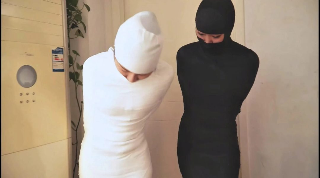 king定拍《黑白木乃伊姐妹 下》 双御姐 全包成木乃伊 包裹成只能蠕动的黑白色人茧-7