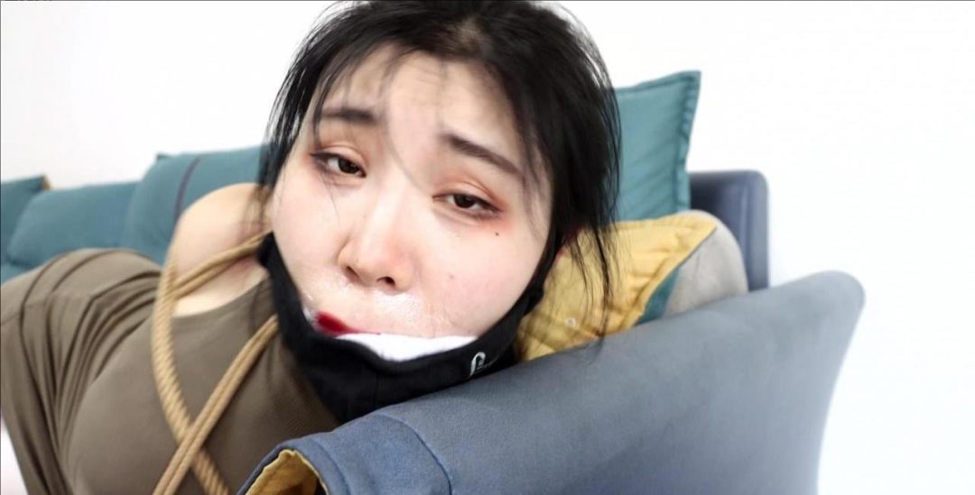 king定拍《挣扎的白丝丽人上》跆拳道美女被拘束捆绑 奋力挣扎结果中计被缚 真实疯狂挣扎-4