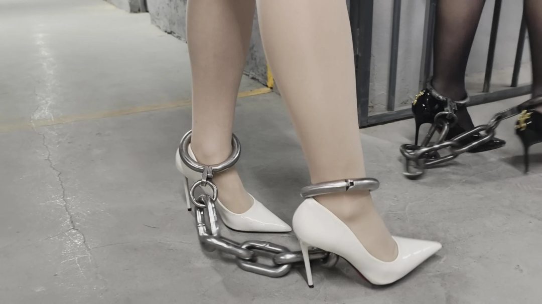 【鑫鑫工作室】来新模特啦，小可和冉冉饰演。小刘来找闺蜜小丁，两人在家中玩弄带有金属的物品，听金属碰撞声。小丁展示了自己带有的金属玩具，并让小刘尝试-3