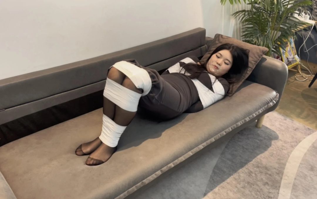 【小贝】许久不见的小贝，还是熟悉的配方，先是防水肤膜，然后白色胶带沾满脸，穿着黑丝，慢慢挣扎吧-5