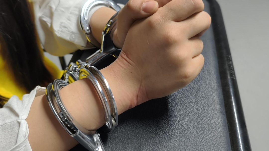 【鑫鑫工作室】新模特小艾云思饰演女贩和人犯，被逮捕后还不老实，于是先踮起脚来拷上，到监狱后又苏秦背剑铐起来，终于忍受不了，承认了犯罪经过-12