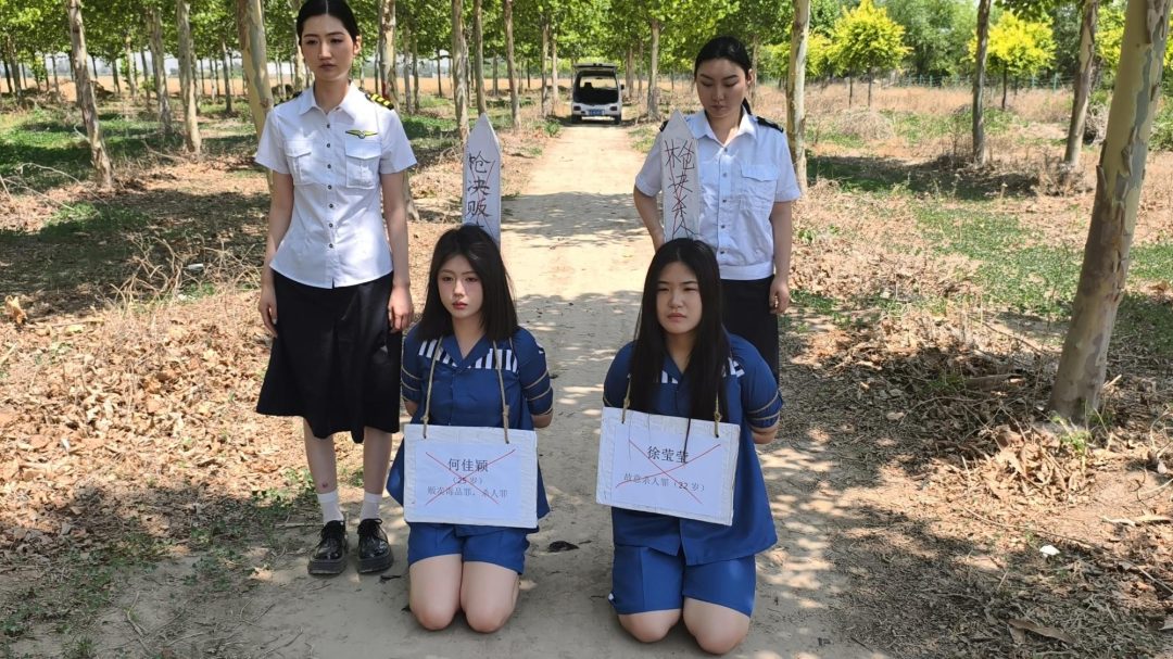 【鑫鑫工作室】新模特小艾云思饰演女贩和s人犯(下），被逮捕后户外指认现场，两人被判s刑带30斤重脚镣，最后在户外二人被q决，五花大绑，押赴刑场-7