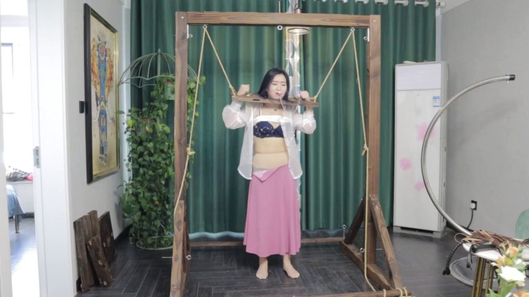 会所游记 （上集）温婉女子在会所参加体验各种调教 木枷束缚 鞭打 后手大字束缚-3