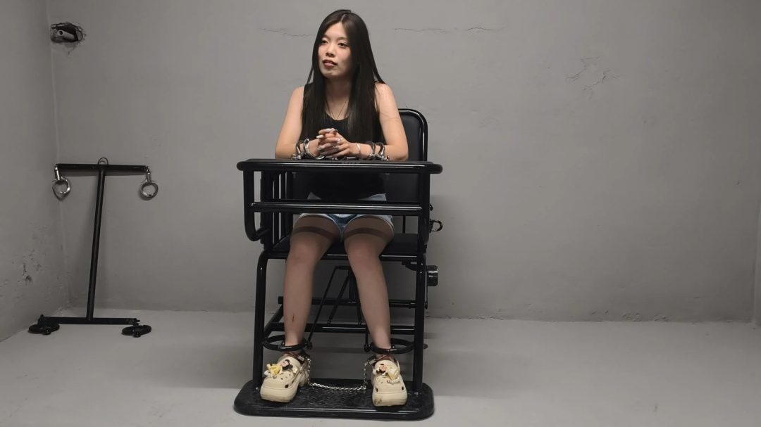 【鑫鑫工作室】新场地模特小涵出演女犯本系列第二部，四女囚系列之女大学生人案，周雨涵因故意s人被捕，户外逃窜被抓捕，户外指认现场，模拟监室新场地真实感飙升-5