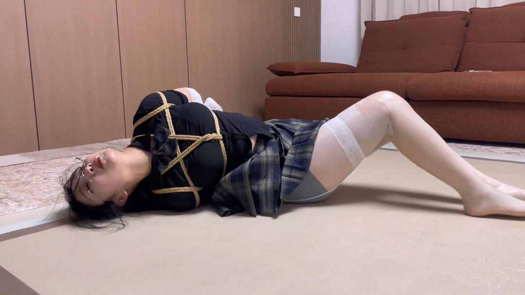 king云雀定拍《双层白丝美女—油光丝袜02》粘液丝袜 双层白丝袜包裹 粘液系列最后一步 性感油滑美腿 大量特写不要错过-1