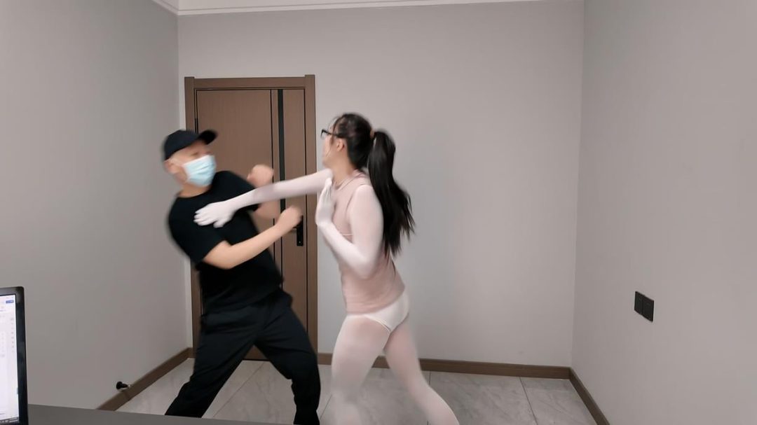 king定拍《高傲女董事 被强制调教01》饱和式剧情 性感成熟的眼镜御姐 战斗力超强的她被超密集捆绑囚禁 肆意玩弄口腔 口水流满全身 全身连体白丝性感无比~-2