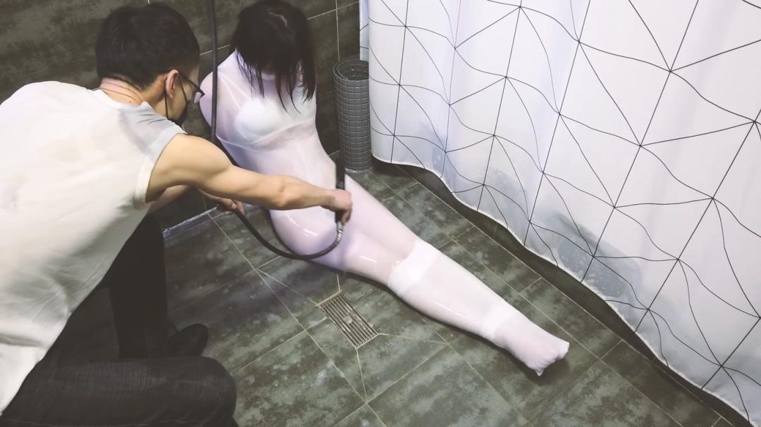 king定拍《性感湿身丝袜合集 下》身材丰满诱人的美女被白丝全包和黑丝全包 被湿身肆意玩弄~-4